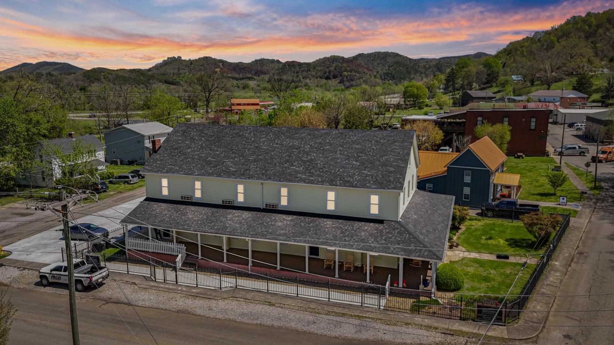 The Tellico Plains Inn And Event Venue Exteriör bild